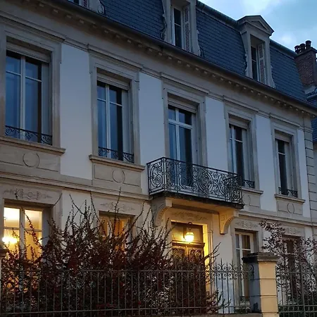 Grand Climatise En Combles A 2 Pas De La Gare De Nancy